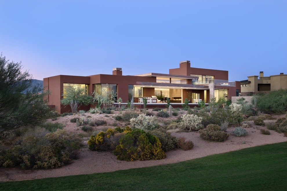 Großes, Zweistöckiges Mediterranes Haus mit Putzfassade, pinker Fassadenfarbe und Flachdach in Phoenix