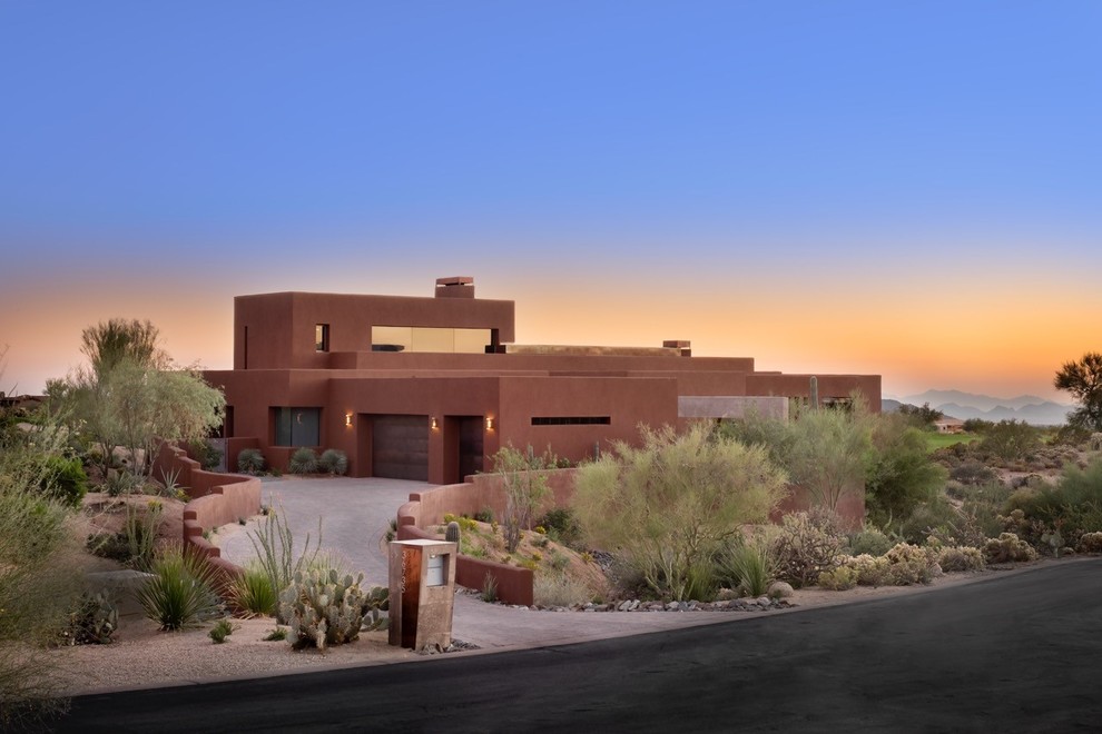 Zweistöckiges, Mittelgroßes Mediterranes Haus mit Putzfassade, brauner Fassadenfarbe und Flachdach in Phoenix