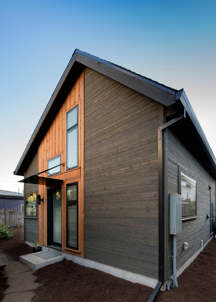Modernes Haus mit grauer Fassadenfarbe, Satteldach und Schindeldach in Portland