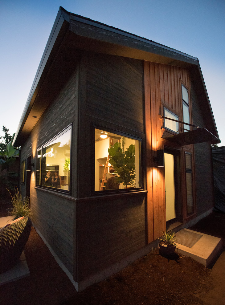 Modernes Haus mit grauer Fassadenfarbe, Satteldach und Schindeldach in Portland