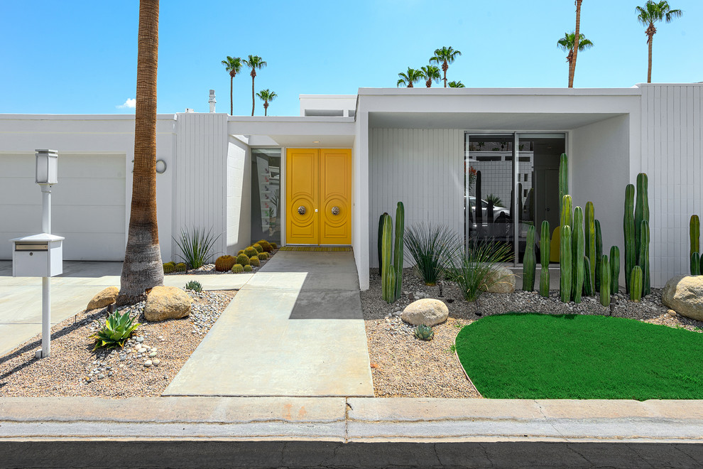 Example of a mid-century modern white one-story stucco exterior home design in Los Angeles
