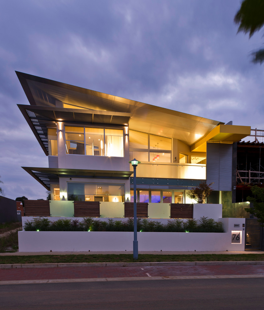 Cette image montre une façade de maison design avec un toit en appentis.