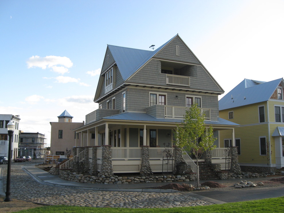 Пример оригинального дизайна: трехэтажный, деревянный дом среднего размера в викторианском стиле