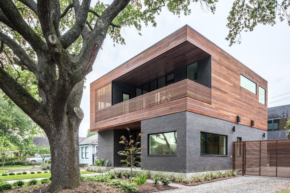 Стильный дизайн: большой, двухэтажный, черный дом в современном стиле с комбинированной облицовкой и плоской крышей - последний тренд