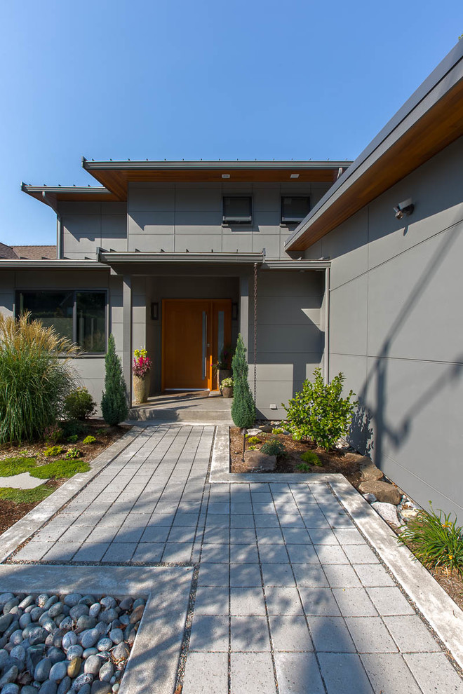 Idéer för mellanstora funkis grå hus, med tre eller fler plan, fiberplattor i betong, pulpettak och tak i metall