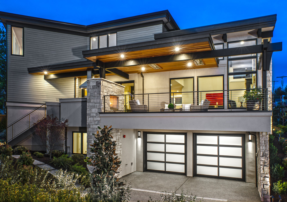 Großes, Dreistöckiges Modernes Einfamilienhaus mit Mix-Fassade, Flachdach und bunter Fassadenfarbe in Seattle