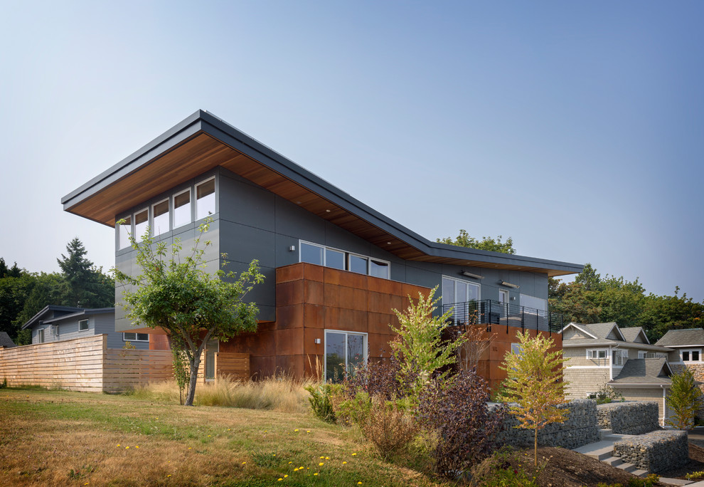Zweistöckiges Modernes Einfamilienhaus mit Mix-Fassade und bunter Fassadenfarbe in Seattle