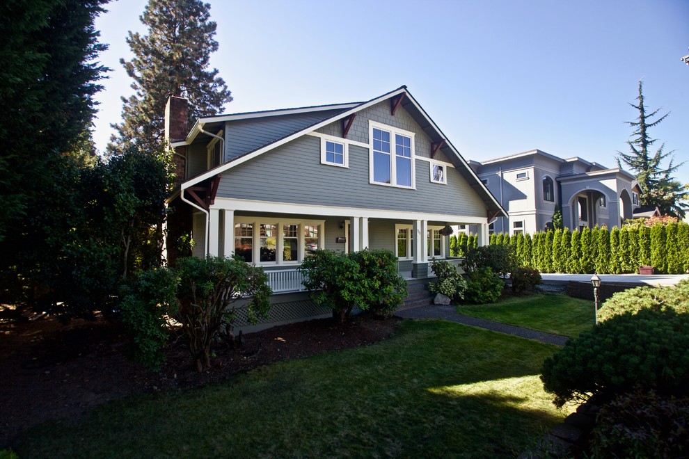 Large and green classic two floor detached house in Seattle with vinyl cladding, a pitched roof and a shingle roof.