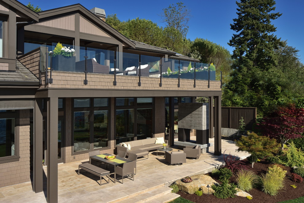 Diseño de fachada de casa marrón actual de tamaño medio de dos plantas con revestimiento de madera, tejado plano y tejado de teja de barro