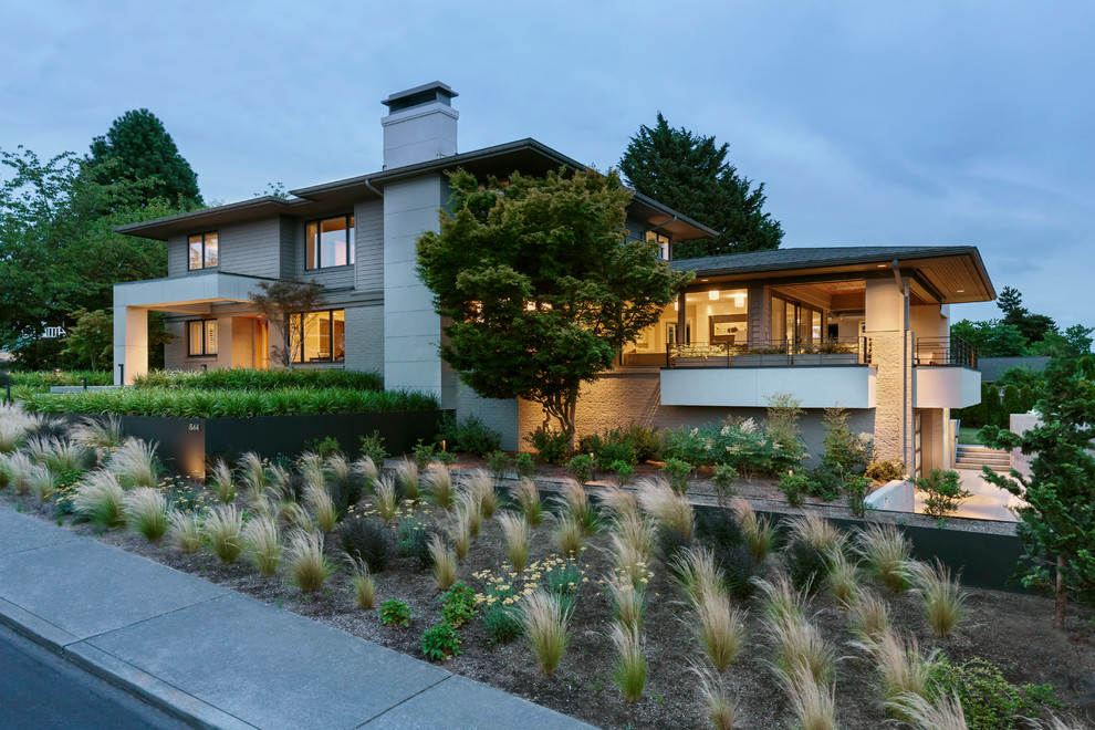 Diseño de fachada de casa multicolor minimalista grande de dos plantas con revestimientos combinados, tejado a cuatro aguas y tejado de teja de madera