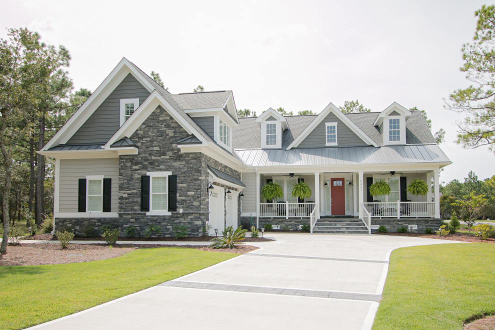 Ejemplo de fachada de casa gris y gris costera de tamaño medio de dos plantas con revestimientos combinados, tejado a dos aguas, tejado de teja de madera y tablilla