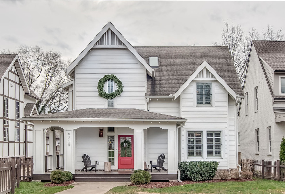 Zweistöckiges Landhaus Einfamilienhaus mit weißer Fassadenfarbe, Satteldach und Schindeldach in Nashville