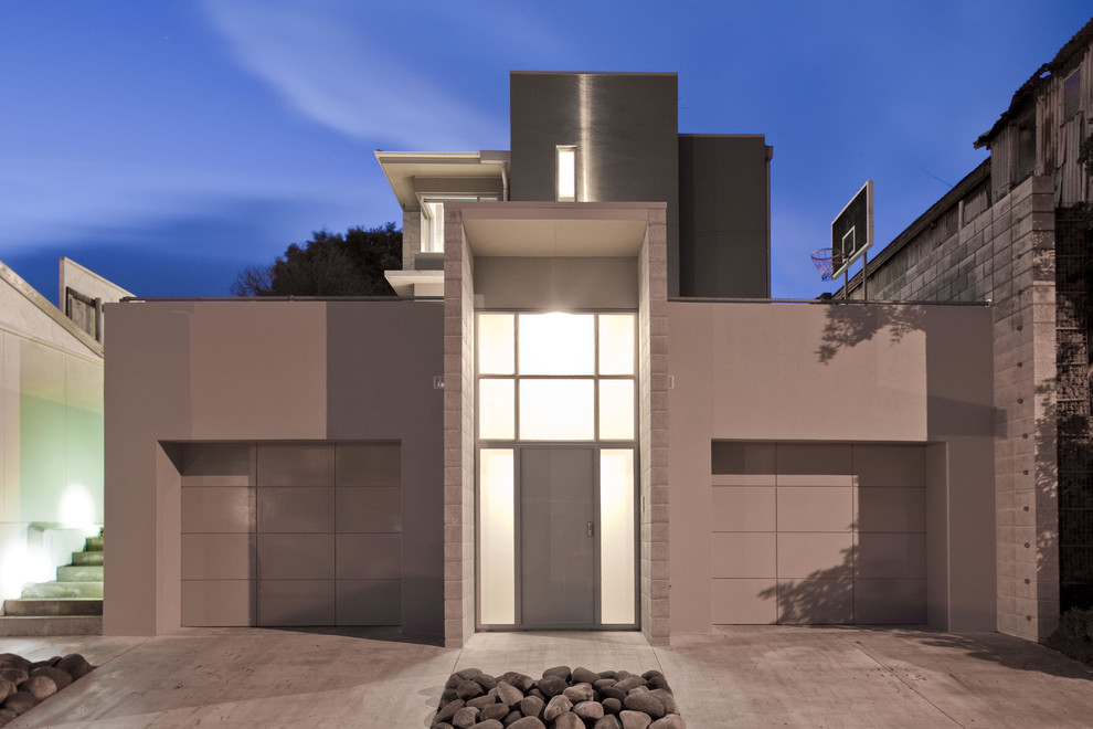 На фото: трехэтажный, серый многоквартирный дом среднего размера в современном стиле с плоской крышей и металлической крышей с