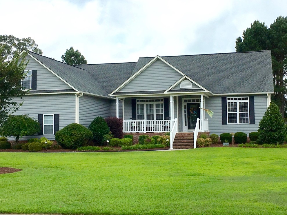 Example of a mid-sized classic gray one-story vinyl exterior home design in Other with a shingle roof