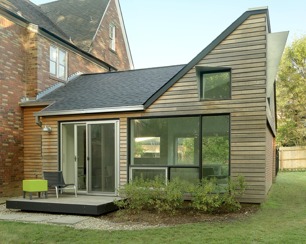 Ispirazione per la facciata di una casa beige moderna a un piano con rivestimento in legno e tetto a capanna