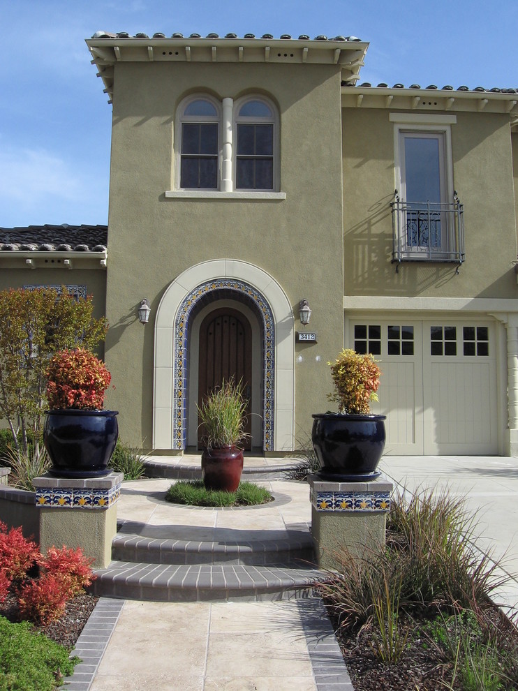 Großes, Zweistöckiges Mediterranes Einfamilienhaus mit Putzfassade, grüner Fassadenfarbe, Walmdach und Ziegeldach in Sacramento