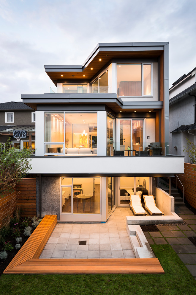 Inspiration för mellanstora moderna hus, med tre eller fler plan och platt tak