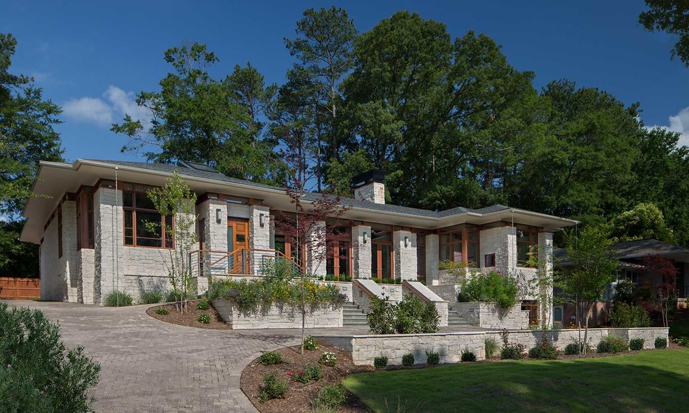 Ispirazione per la villa ampia multicolore american style a un piano con rivestimento in pietra, tetto a capanna e copertura a scandole