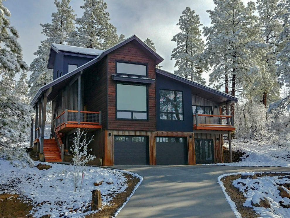 Esempio della villa multicolore contemporanea a tre piani di medie dimensioni con rivestimento in metallo, tetto a capanna e copertura a scandole