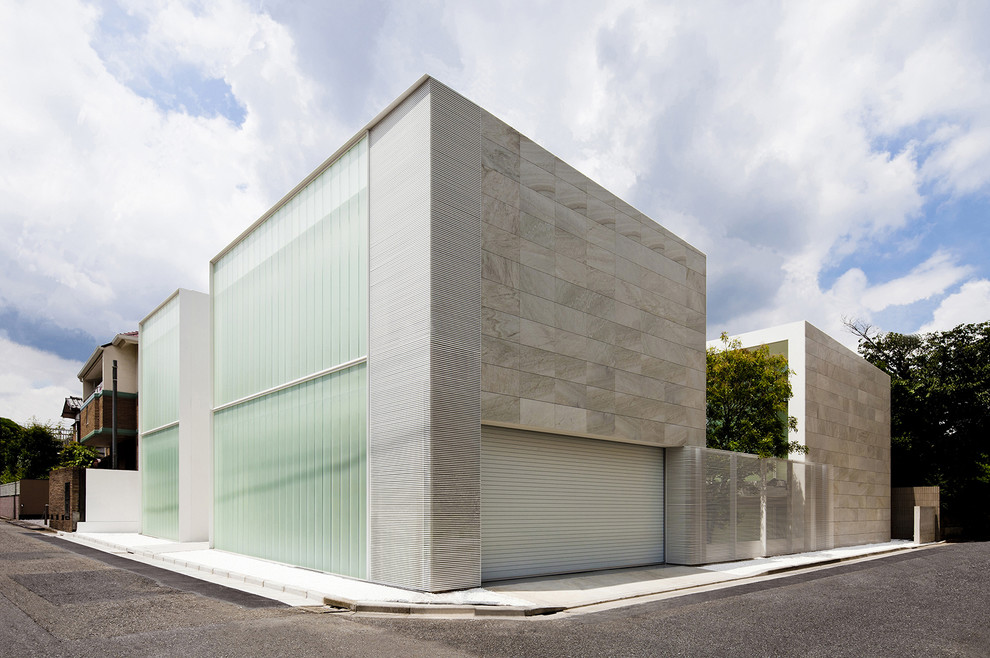 Großes, Zweistöckiges Modernes Haus mit Mix-Fassade, beiger Fassadenfarbe und Flachdach in Tokio