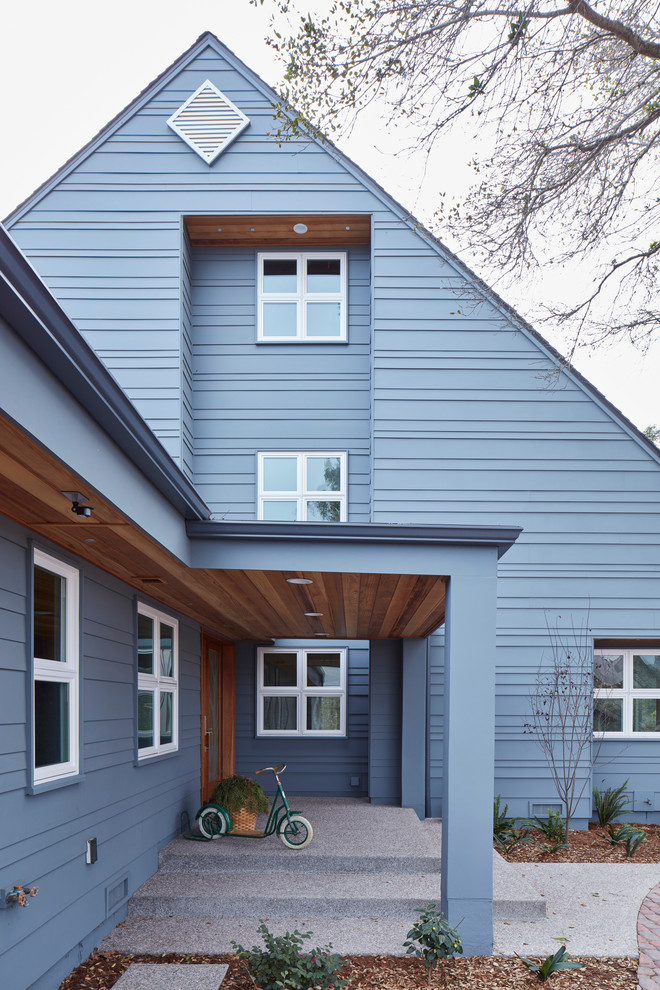 Großes, Zweistöckiges Nordisches Einfamilienhaus mit Faserzement-Fassade, grauer Fassadenfarbe, Satteldach und Schindeldach in San Luis Obispo
