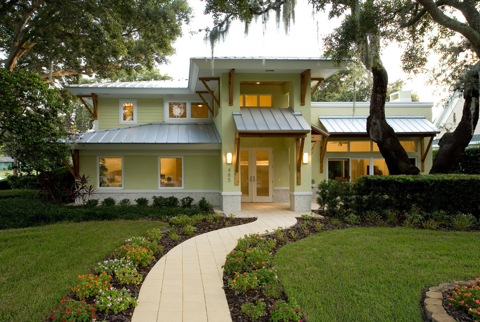 Idéer för att renovera ett tropiskt gult hus, med två våningar