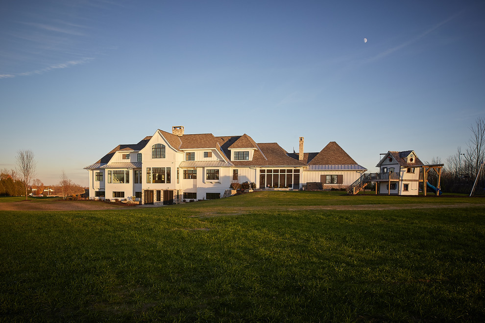 Geräumiges, Zweistöckiges Landhaus Einfamilienhaus mit Mix-Fassade, beiger Fassadenfarbe, Walmdach und Schindeldach