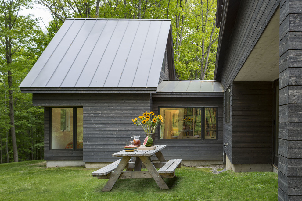 Idées déco pour une grande façade de maison grise classique en bois à un étage avec un toit à deux pans et un toit en métal.