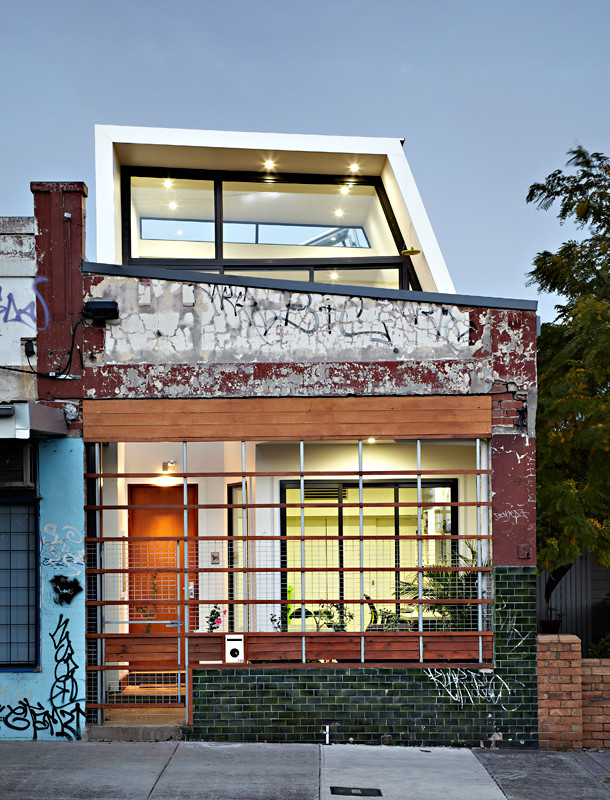 Cette image montre une petite façade de maison design.