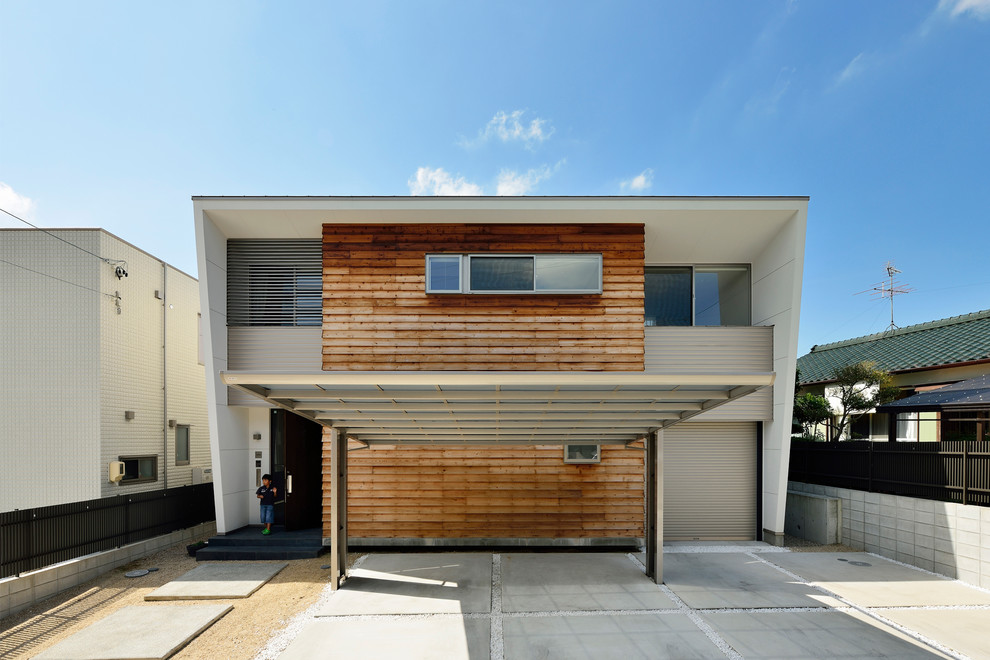 Mittelgroßes, Zweistöckiges Modernes Einfamilienhaus mit Mix-Fassade, weißer Fassadenfarbe und Flachdach in Nagoya