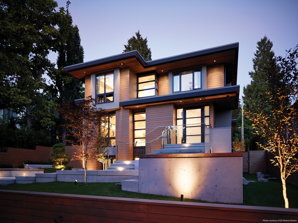 Großes, Zweistöckiges Modernes Einfamilienhaus mit Backsteinfassade, brauner Fassadenfarbe, Satteldach und Schindeldach in Denver
