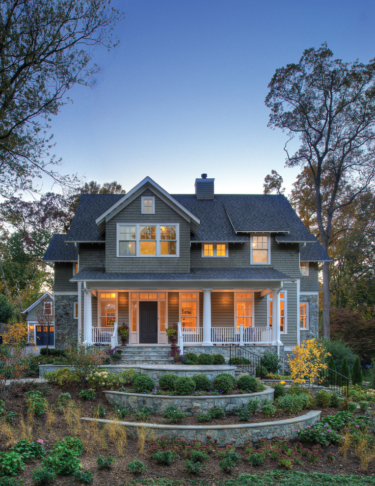 Großes, Zweistöckiges Klassisches Einfamilienhaus mit Mix-Fassade, grauer Fassadenfarbe, Satteldach und Schindeldach in Denver