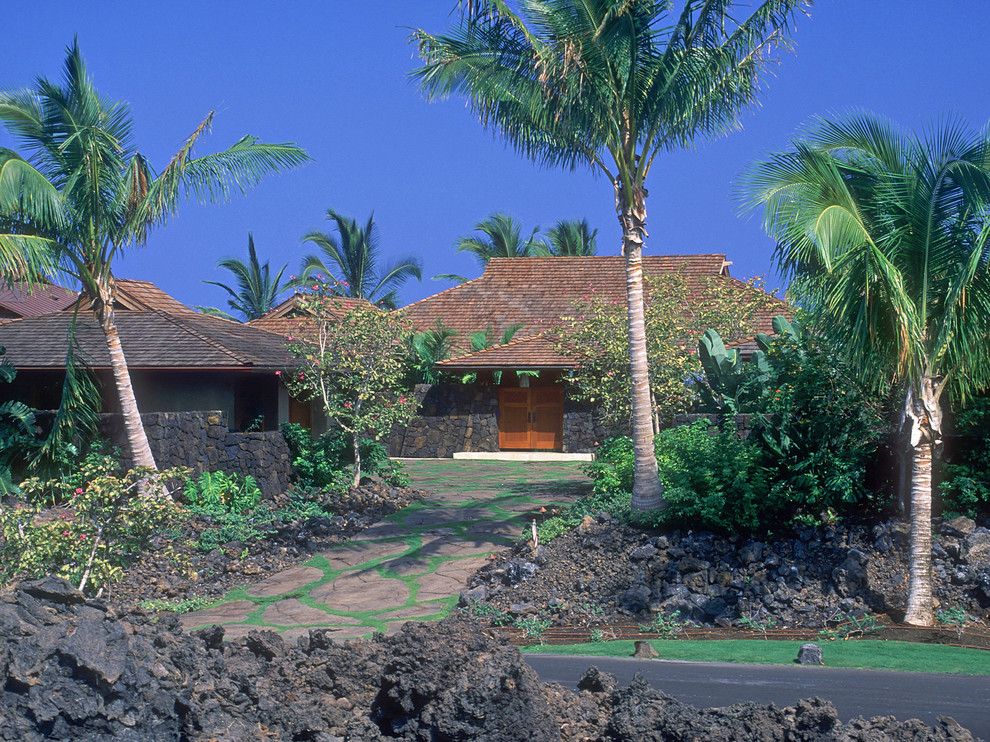 Источник вдохновения для домашнего уюта: огромный частный загородный дом в морском стиле с вальмовой крышей и черепичной крышей
