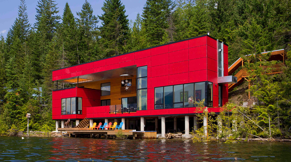 Ispirazione per la facciata di una casa grande rossa contemporanea con tetto piano