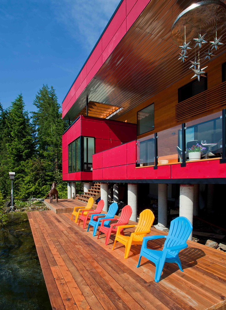 На фото: большой, красный дом в современном стиле с плоской крышей