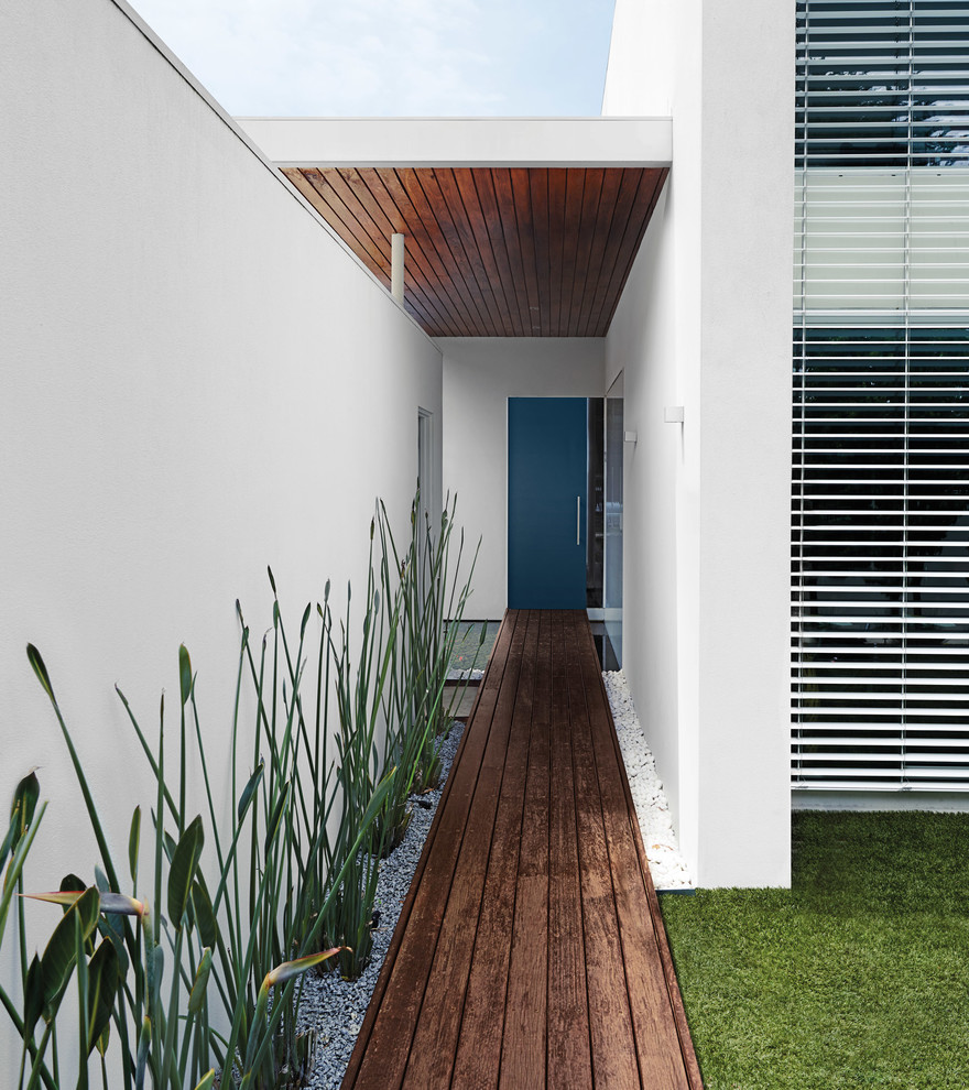Mittelgroßes, Zweistöckiges Modernes Haus mit weißer Fassadenfarbe in Melbourne