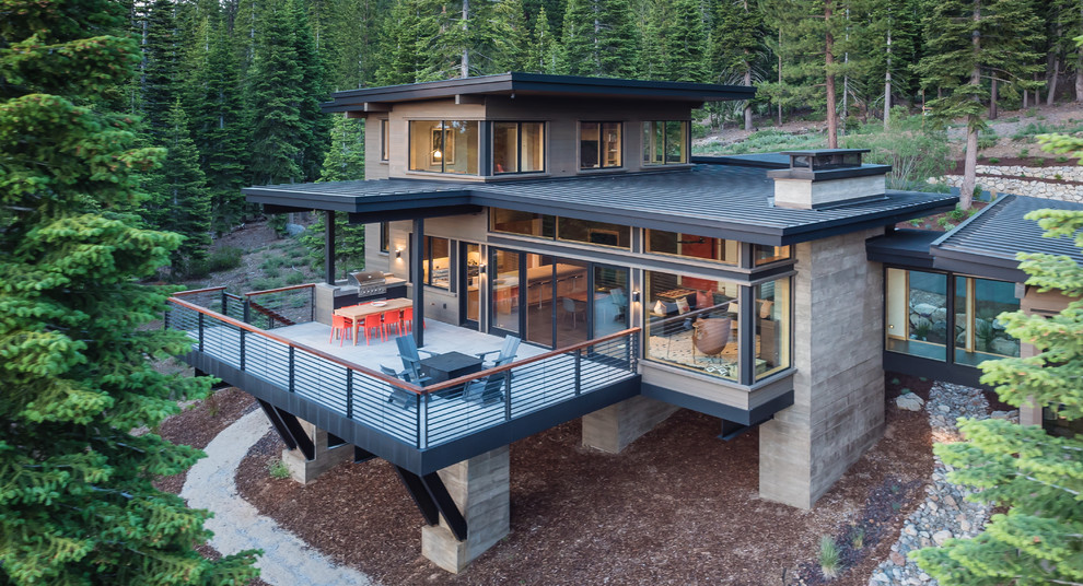 Idee per la facciata di una casa grigia moderna a due piani di medie dimensioni con rivestimento in legno e copertura in metallo o lamiera