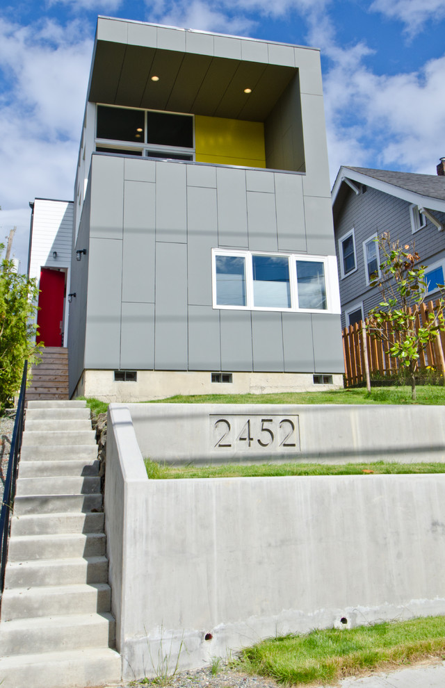 シアトルにあるコンテンポラリースタイルのおしゃれな家の外観 (混合材サイディング) の写真