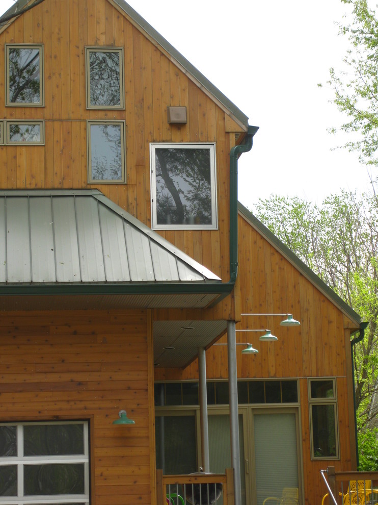 Idee per la villa marrone rustica a tre piani di medie dimensioni con rivestimento in legno, tetto a capanna e copertura in metallo o lamiera