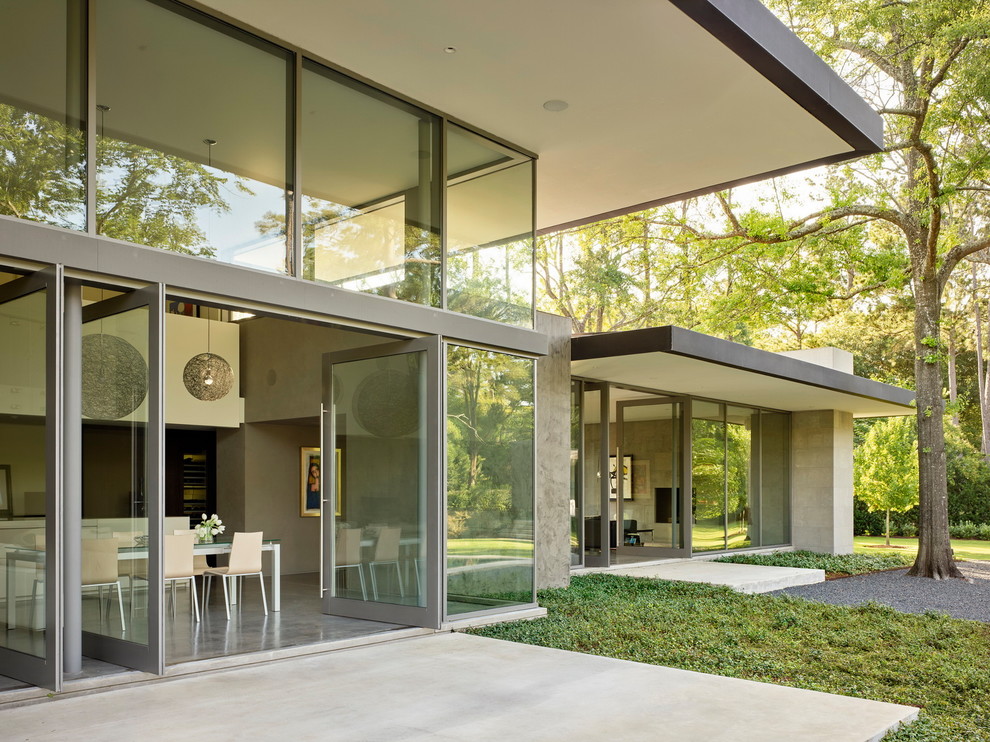 Источник вдохновения для домашнего уюта: серый частный загородный дом в современном стиле с облицовкой из бетона и плоской крышей