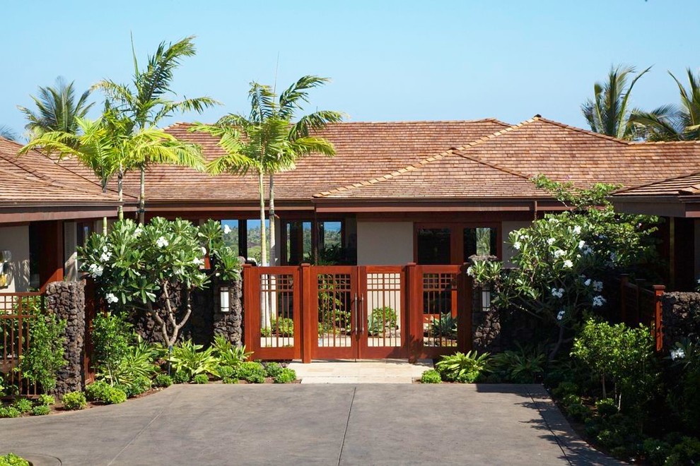 Design ideas for a world-inspired house exterior in Hawaii.
