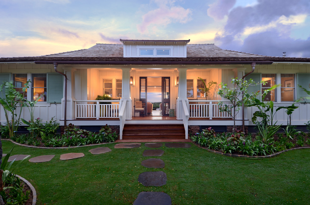Einstöckiges Haus mit weißer Fassadenfarbe und Walmdach in Hawaii