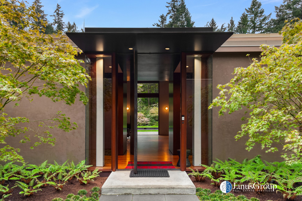 Großes, Einstöckiges Modernes Einfamilienhaus mit Putzfassade und brauner Fassadenfarbe in Seattle