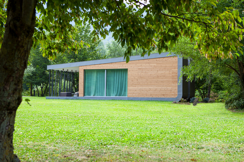 Foto della facciata di una casa contemporanea di medie dimensioni