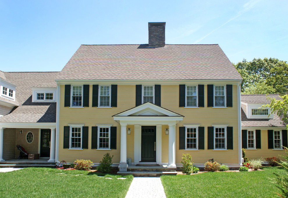 Mittelgroße, Dreistöckige Country Holzfassade Haus mit gelber Fassadenfarbe und Satteldach in Boston