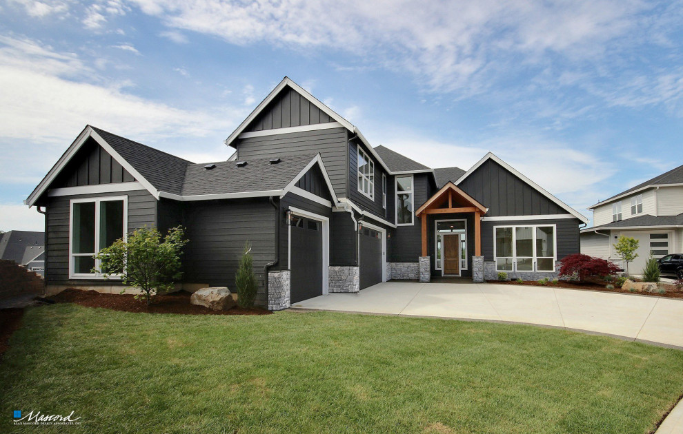 Exemple d'une très grande façade de maison grise craftsman à un étage avec un revêtement mixte, un toit à deux pans et un toit mixte.