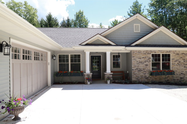 L shaped Ranch With Warm Craftsman Style Estilo Craftsman Fachada 