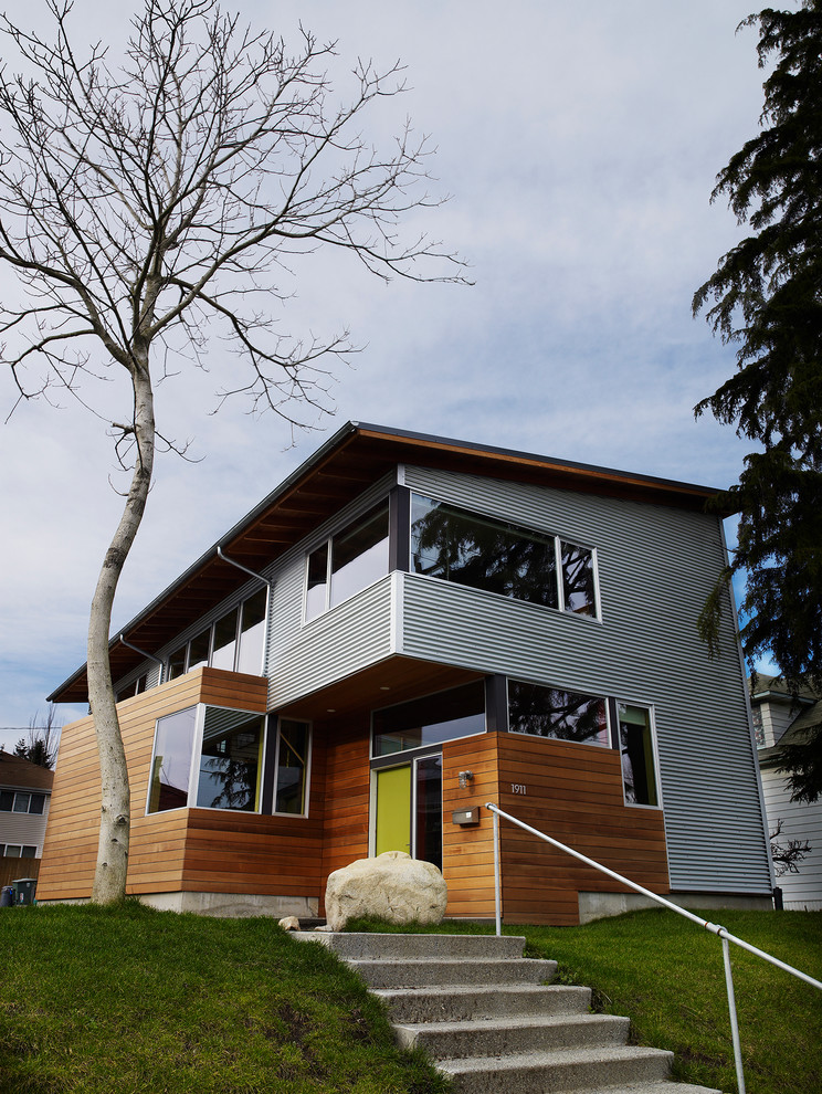 Kleines, Zweistöckiges Industrial Haus mit Mix-Fassade in Seattle