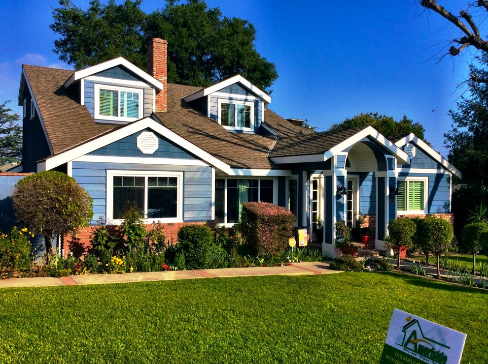 Zweistöckiges Klassisches Einfamilienhaus mit blauer Fassadenfarbe und braunem Dach in Los Angeles