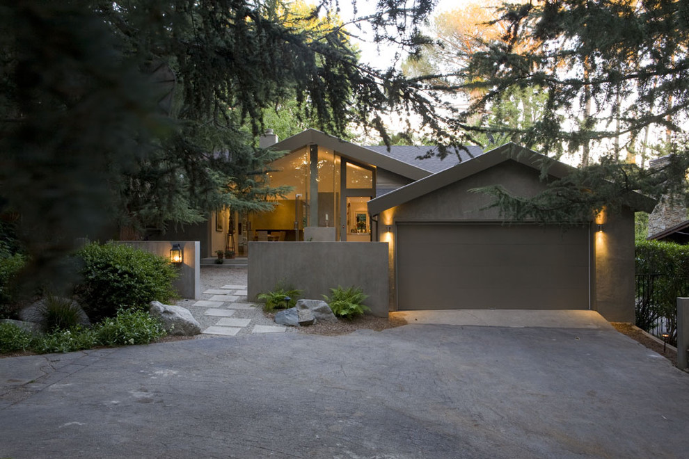 Источник вдохновения для домашнего уюта: большой, одноэтажный, серый дом в современном стиле с облицовкой из цементной штукатурки
